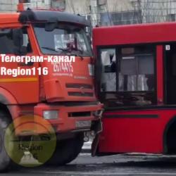 В Казани у водителя КАМАЗа случился приступ эпилепсии, и он врезался в автобус
