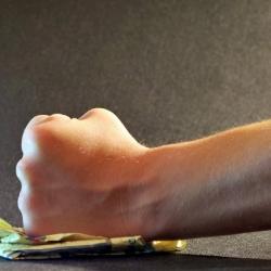 В Челнах сын простил отца за поножовщину и нападение на его подругу В Челнах сын простил отца за поножовщину и нападение на его подругу