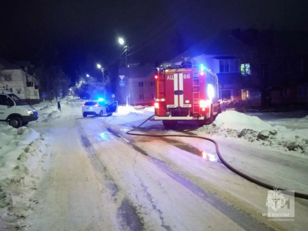 Мужчина и женщина погибли в ночном пожаре в двухэтажке Лениногорска