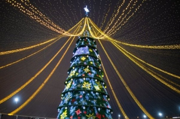 В 13 парках Казани откроют новогодние ёлки - опубликован график