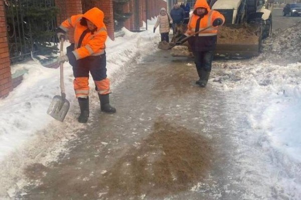 900 тонн пескосоляной смеси в Казани высыпали на дороги и тротуары