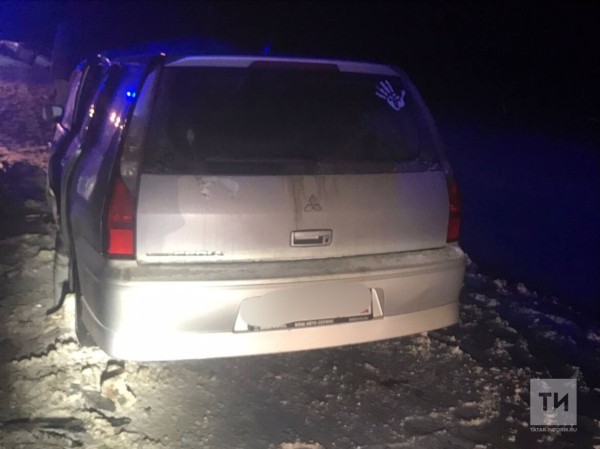 Вечером на трассе в Татарстане столкнулись три автомобиля, пострадали шесть человек