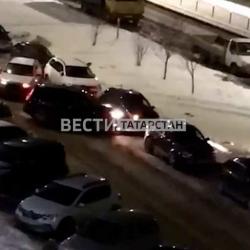 В Челнах водитель во время погони протаранил припаркованные машины (ВИДЕО) В Челнах водитель во время погони протаранил припаркованные машины (ВИДЕО)