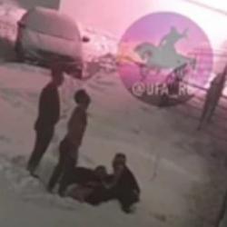 В Уфе молодая женщина упала с верхнего этажа высотного здания и осталась жива В Уфе молодая женщина упала с верхнего этажа высотного здания и осталась жива