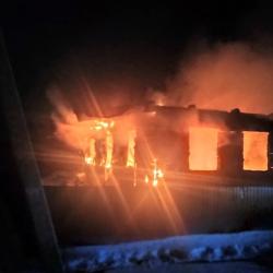 В Башкирии мать спасла из горящего дома троих детей В Башкирии мать спасла из горящего дома троих детей