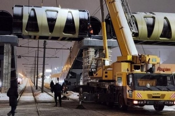 Футуристический надземный переход установили на проспекте Победы в Казани