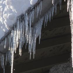Сорвавшаяся с крыши глыба льда убила женщину в Перми Сорвавшаяся с крыши глыба льда убила женщину в Перми