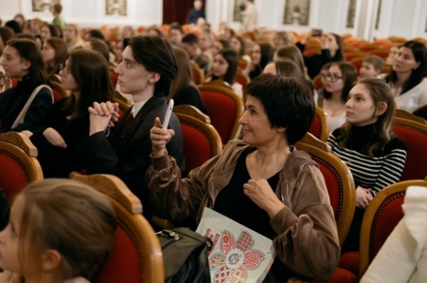 Какой театр нужен подросткам? О новых проектах рассказала Диана Сафарова