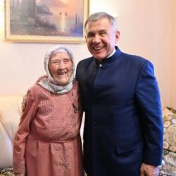 Рустам Минниханов поздравил жительницу Казани со столетним юбилеем Рустам Минниханов поздравил жительницу Казани со столетним юбилеем