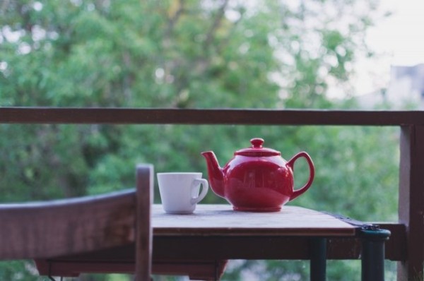 В Казани в районе Деревни Универсиады ветер снес светофор и дорожный знак