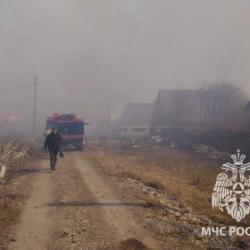 В Мамадышском районе сразу два поселка оказались под угрозой из-за горящей травы