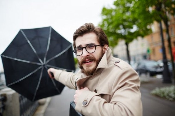 В Казани в районе Деревни Универсиады ветер снес светофор и дорожный знак