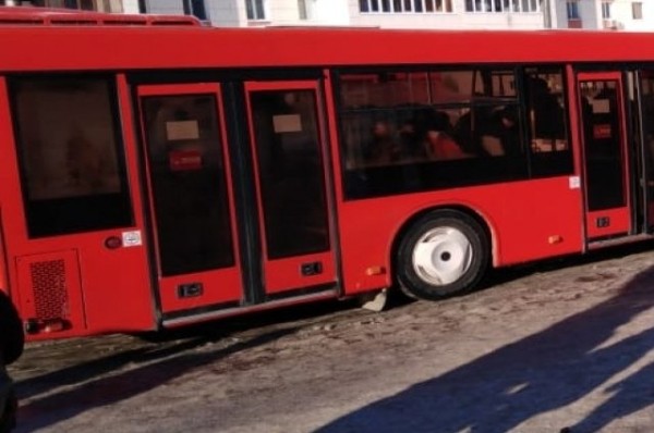 В Казани автобус маршрута №75 въехал в припаркованную иномарку