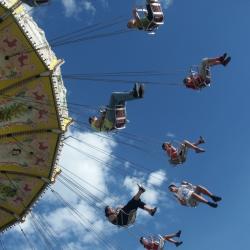 В Оренбурге после падения карусели тяжело пострадали женщина и ребенок