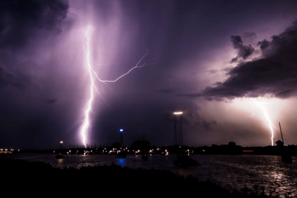 В Нурлате после удара молнии загорелась крыша частного дома