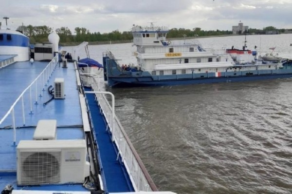 Теплоход из Казани со 113 пассажирами сел на мель на Волге