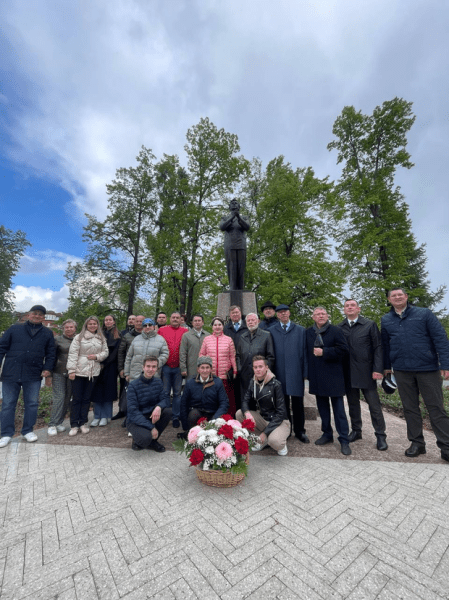 В Казани возложили цветы к памятнику Рашита Вагапова