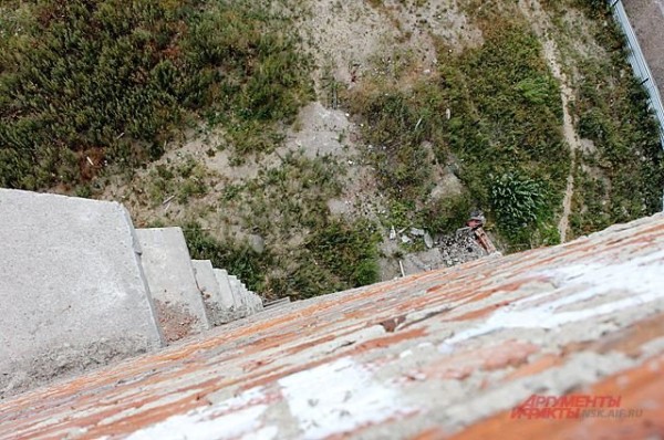 Девушка снимала себя обнаженной в отражении детской школы в Казани