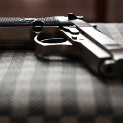 В Набережных Челнах школьница принесла в школу пистолет В Набережных Челнах школьница принесла в школу пистолет