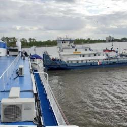 Теплоход с сотней пассажиров сел на мель на Волге