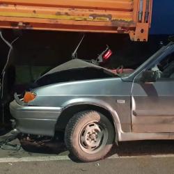 Под Альметьевском легковушка влетела под автокран, водитель в больнице Под Альметьевском легковушка влетела под автокран, водитель в больнице