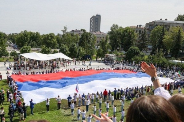 Один из самых больших российских флагов развернули в Казани Один из самых больших российских флагов развернули в Казани