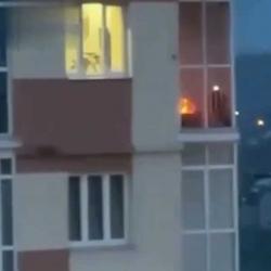 В Казани компания молодых людей решили приготовить шашлык на балконе (ВИДЕО)