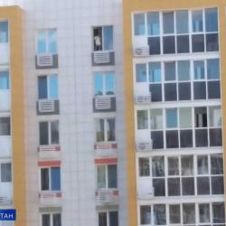 В Казани заметили танцующего на окне ребенка