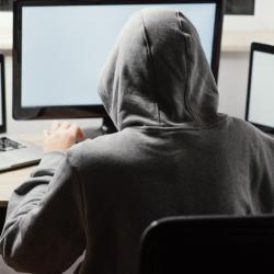 В Челнах рабочий после звонка из США пополнил счет мошенников на 2 млн рублей