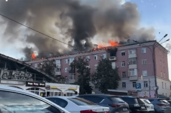 Появилось видео спасения из пожара в Казани неходячих жителей горящего дома Появилось видео спасения из пожара в Казани неходячих жителей горящего дома