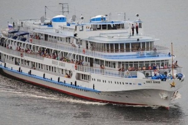 Круизный теплоход &laquo;Павел Бажов&raquo;, шедший по Волге, сел на мель