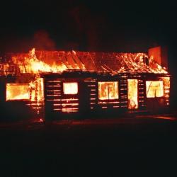 Подруги поссорились и сожгли дома друг друга