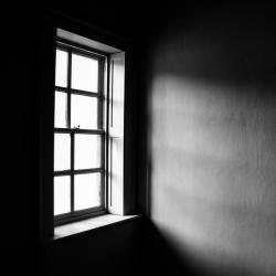 В Казани мужчина выпал из окна многоэтажки на прохожего В Казани мужчина выпал из окна многоэтажки на прохожего