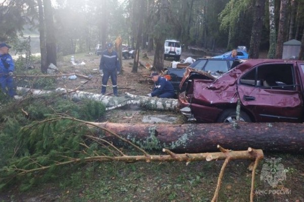 
        Людей раздавило прямо в палатках.        Число жертв урагана выросло до 10 человек    