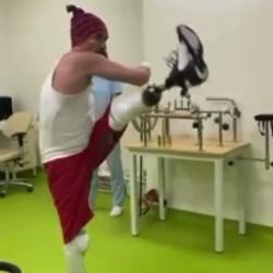 Фигурист Роман Костомаров показал, как проходит реабилитацию с протезами на ногах (ВИДЕО)