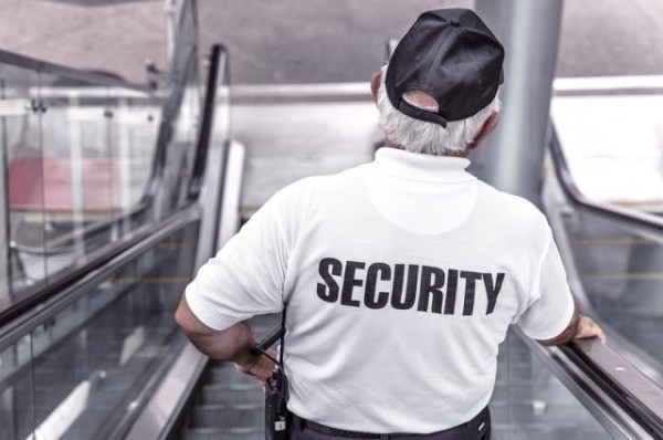 
        Людей эвакуируют из торгового центра &laquo;Парк Хаус&raquo; в Казани            