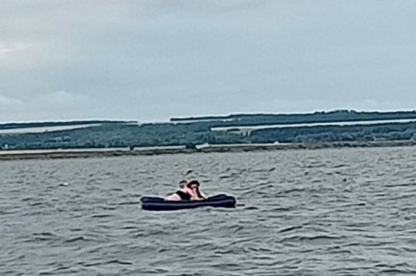 
        Женщин на надувном матрасе в Татарстане унесло течением реки            