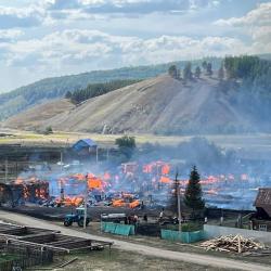 В Башкирии в селе Хамитово горят несколько усадеб