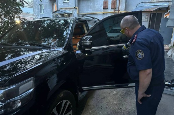 
        Перерезал горло и угнал джип.        Хозяйка дорогого авто была убита мнимым покупателем    