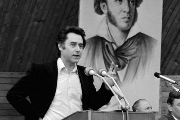 
        &laquo;Всё начинается с любви&raquo;: стихи молодёжи ждут на конкурс им. Дементьева            