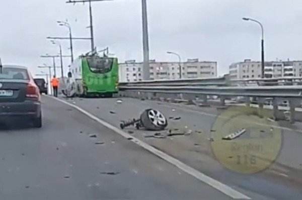 
        Колесо оторвало у легковушки после ДТП с троллейбусом в Казани            