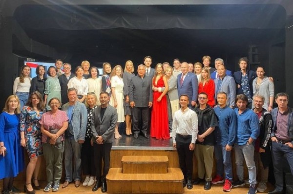 
        Рустам Минниханов посетил ГИТИС и проведал студентов из Татарстана            