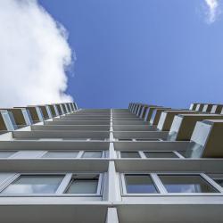 С 24 этажа в Казани выпала 18-летняя девушка