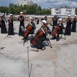 Оркестр театра Камала выступил на месте строительства нового здания (ВИДЕО)