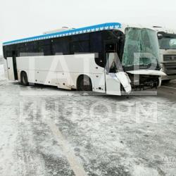 На трассе в Татарстане фура столкнулась с пассажирским автобусом