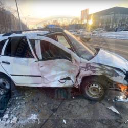 Водитель и пассажир «Лады» попали в больницу после столкновения с Mercedes в Казани Водитель и пассажир «Лады» попали в больницу после столкновения с Mercedes в Казани