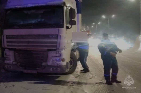 
        В Казани дверь в одном из подъездов полностью покрылась льдом и снегом    