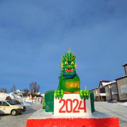 В центре Тюлячей установили 19-метрового Дракона В центре Тюлячей установили 19-метрового Дракона
