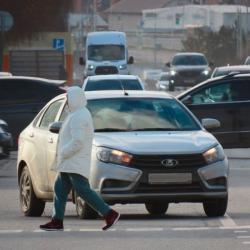 &laquo;Если он на пешеходном переходе, то в броне&raquo;: водители и пешеходы жалуются друг на друга