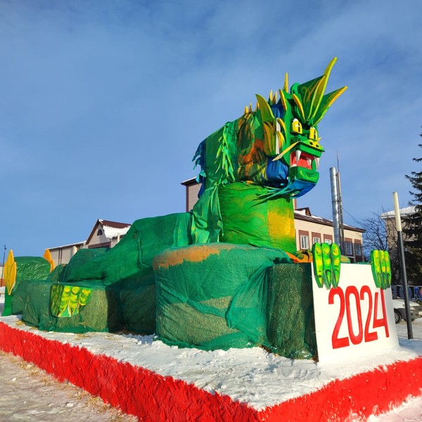 В центре Тюлячей установили 19-метрового Дракона В центре Тюлячей установили 19-метрового Дракона